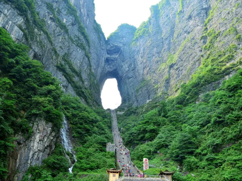 天の門を歩き、絶景を楽しむ