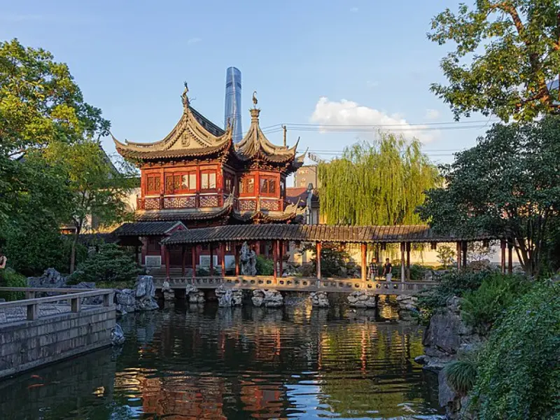 Yu Garden-A Serene Oasis in the Heart of Shanghai's Bustling Cityscape Yu Garden-A Serene Oasis in the Heart of Shanghai's Bustling Cityscape