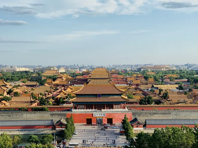 中国のゴールデントライアングルを探検: 北京、西安、上海の象徴的なランドマークを巡る旅。